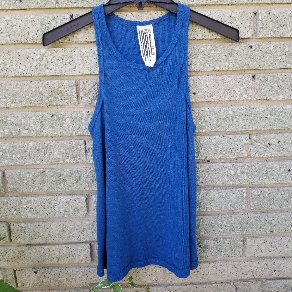 🌻 Free people blue ribbed tank raw edge EUC